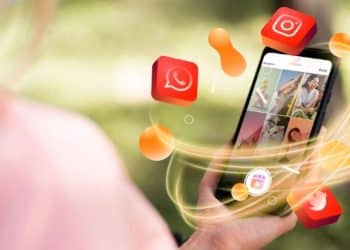 Времето, което хората отделят в социалните медии, достига 876 часа годишно