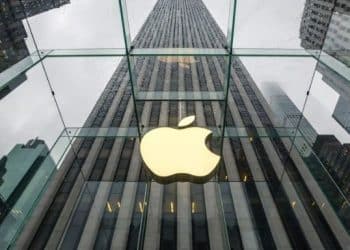 Защо Apple e изправена пред съдебен иск за 1млрд. долара?