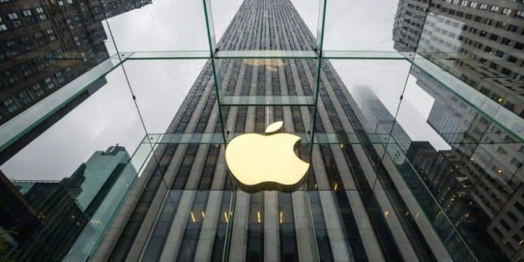 Защо Apple e изправена пред съдебен иск за 1млрд. долара?