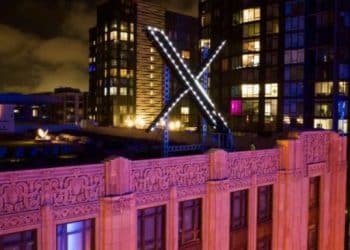 Светещото лого на компанията Х беше свалено след обществено недоволство