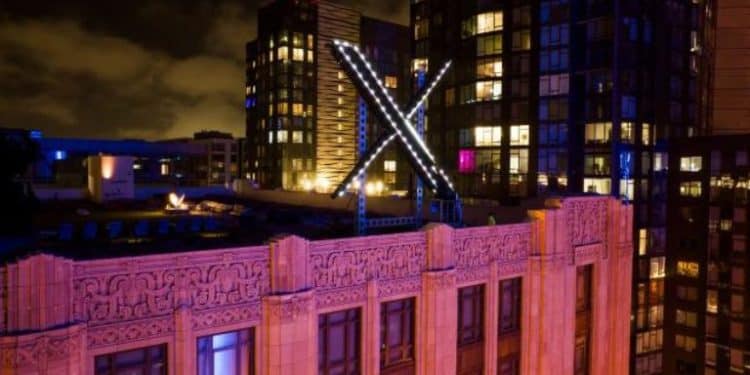 Светещото лого на компанията Х беше свалено след обществено недоволство