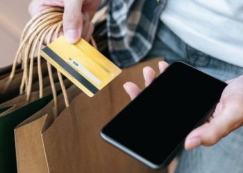 eBay и Amazon събират най-много данни сред приложенията за пазаруване