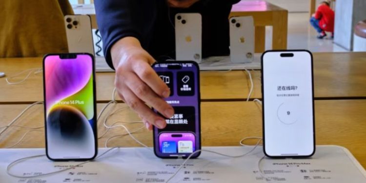 Спад в продажбите на iPhone: Apple планира приходи с 6 млрд. долара под очакванията на Уолстрийт