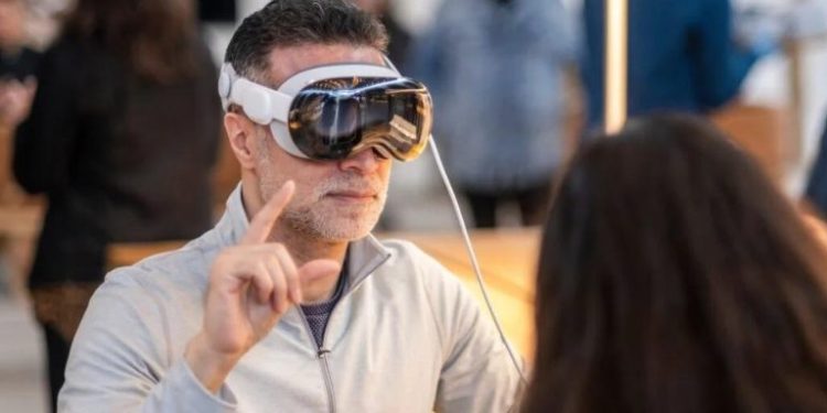 Финансовата компания eToro разглежда възможности за търговия в очилата Apple Vision Pro и Meta Quest