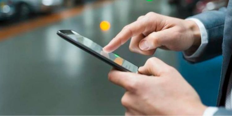 Мобилните оператори ще продължат да ни таксуват за разговори между страните от ЕС