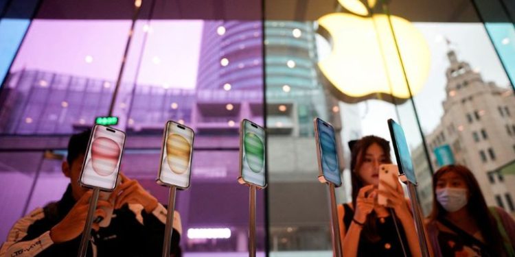 Apple намалява цените на iPhone, за да защити позициите си срещу Huawei